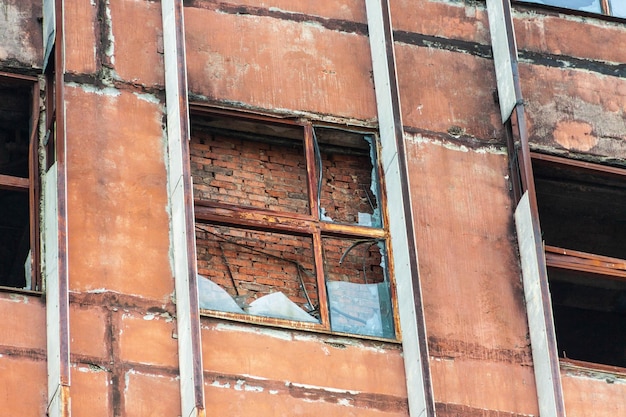 una casa bruciata, un edificio distrutto, un edificio danneggiato dalla guerra