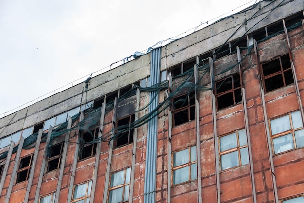 una casa bruciata, un edificio distrutto, una guerra.