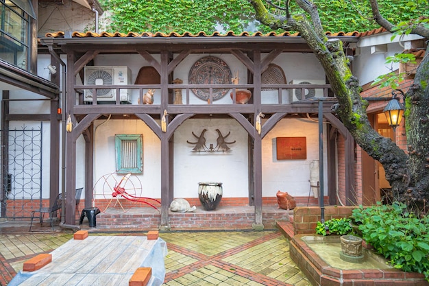 Una casa con portico e balcone con tetto verde.