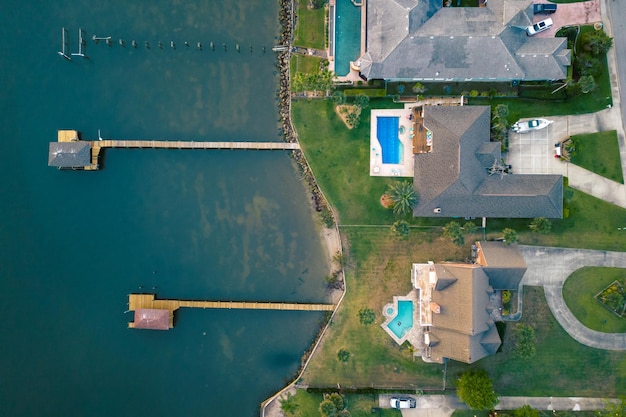 Una casa con una piscina sullo sfondo