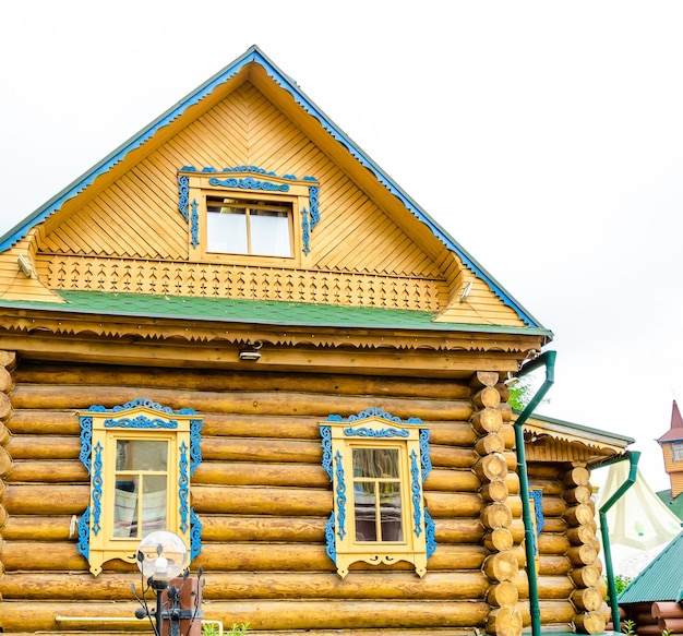 Una casa di legno con tetto blu e finiture gialle.