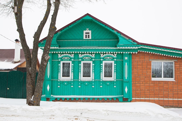 Una casa di legno russa coperta di neve