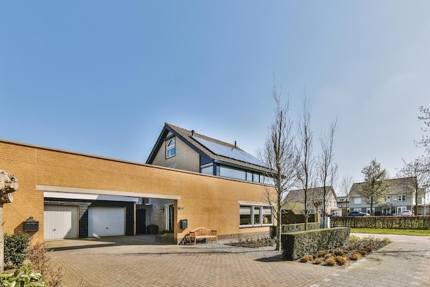 Una casa di mattoni con un garage e un cielo azzurro