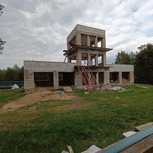 Una casa in costruzione con una scala con sopra la scritta "