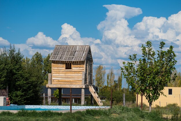 Una casa in legno con una piscina sullo sfondo