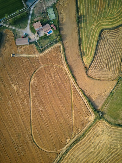 Una casa in un campo con un tetto blu