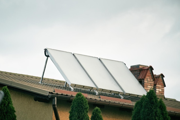 Foto una casa moderna con un sistema solare di riscaldamento dell'acqua sul tetto colettore solare dell'acqua nel tetto della casa indipendente moderna pannello solare termico e solare per l'acqua calda