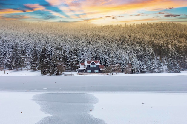 una casa sul lago