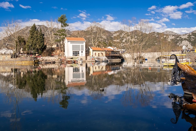 Una casa sull'acqua con una montagna sullo sfondo