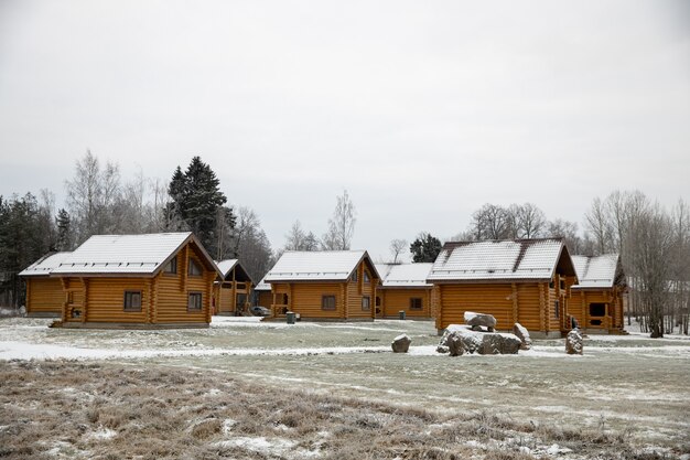 Una casa sull'albero nel villaggio in inverno