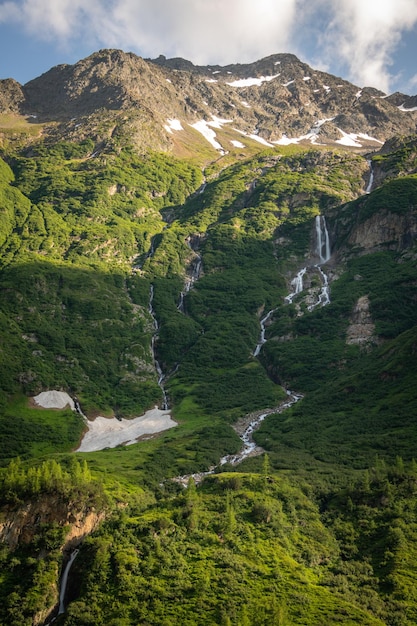 Una cascata che scende dalla montagna