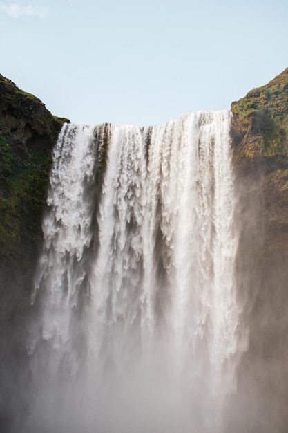 Una cascata è vista dall'alto con la parola cascata sul fondo.