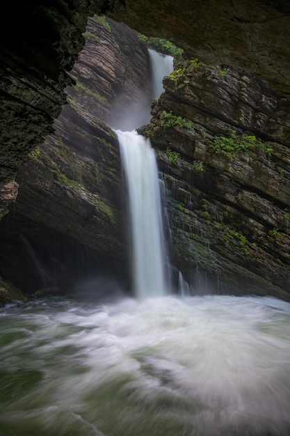 Una cascata mistica che scorre da una grotta