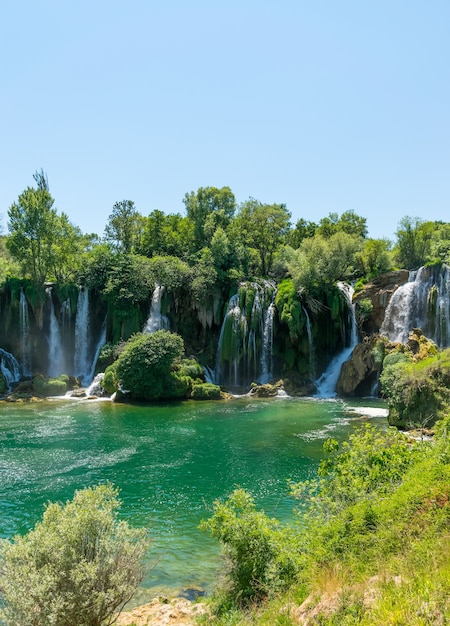 Una cascata molto pittoresca si trova nel Parco Nazionale di Kravice in Bosnia ed Erzegovina.