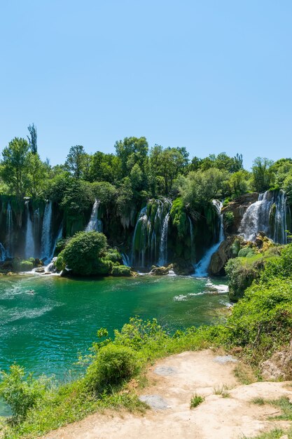 Una cascata molto pittoresca si trova nel Parco Nazionale di Kravice in Bosnia ed Erzegovina.