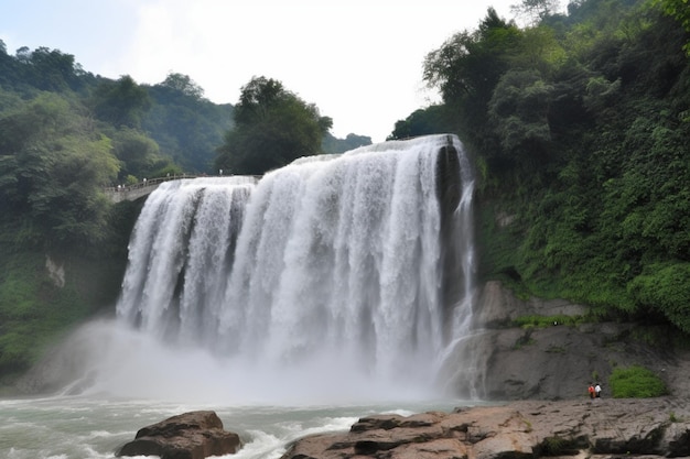 Una cascata nel mezzo di una foresta