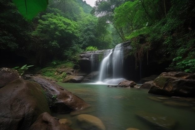 Una cascata nella foresta con alberi verdi e uno sfondo verde