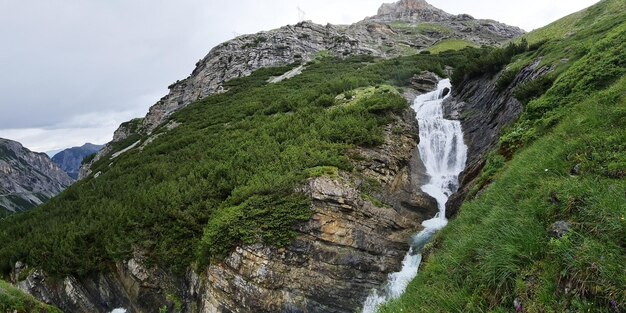 Una cascata sul fianco di una montagna