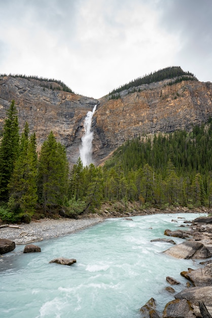 Una cascata vicino al fiume in Canada