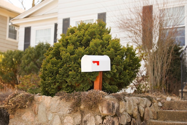 Una cassetta postale con una freccia rossa in alto.