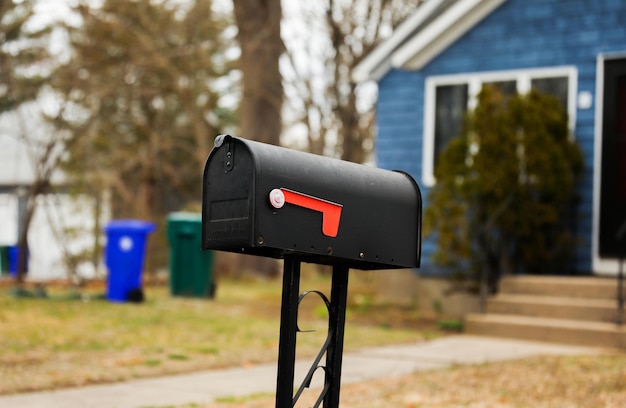 Una cassetta postale con una freccia rossa sopra