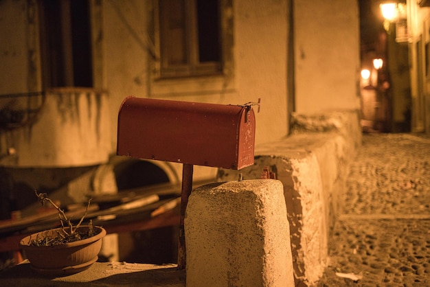 Una cassetta postale rossa in una strada accogliente