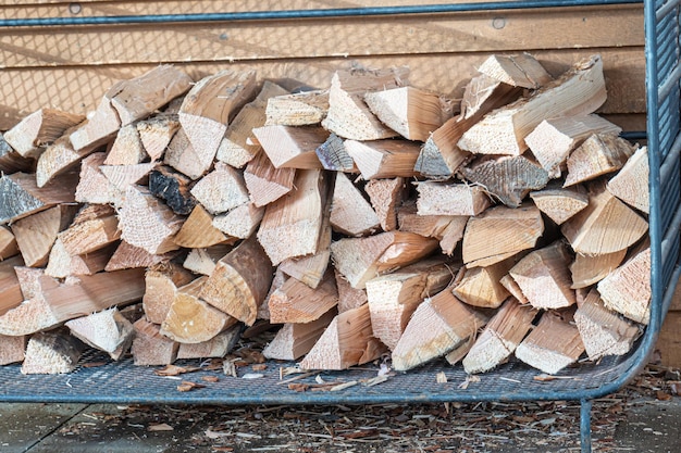 Una catasta di legna da ardere per riscaldarsi in inverno