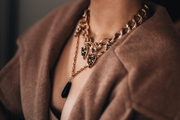 Una catena d'oro appesa al collo di una donna bellissimi accessori di gioielli di lusso eleganti