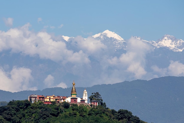 Una catena montuosa con un piccolo tempio in cima