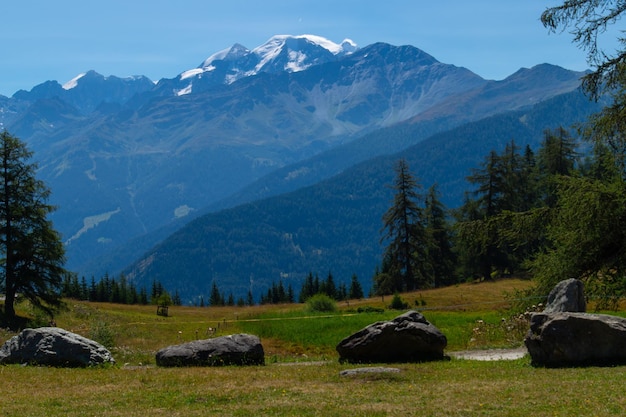 Una catena montuosa con una montagna sullo sfondo