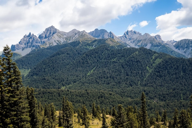 una catena montuosa con vista sulle montagne