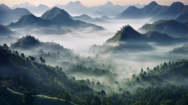 Una catena montuosa è coperta di nebbia e le montagne sono coperte di nebbia.
