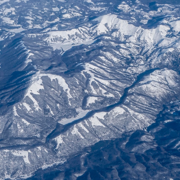 Una catena montuosa è vista dall'aria.