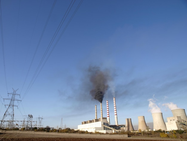 Una centrale elettrica a carbone da cui esce del fumo.