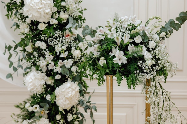 Una cerimonia di matrimonio con fiori bianchi e verde