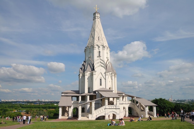 Una chiesa bianca con un campanile e un cielo azzurro