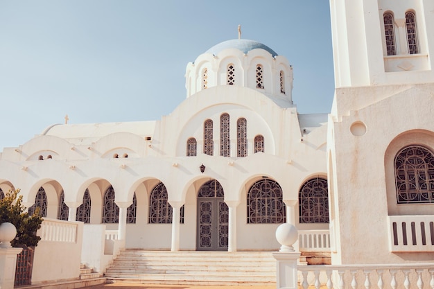 Una chiesa bianca con una cupola blu e una cupola blu