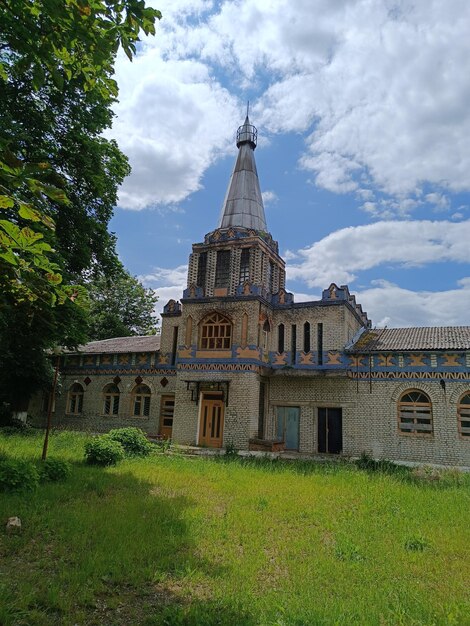 Una chiesa con una croce in cima alla facciata.