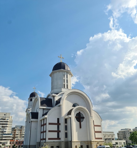 Una chiesa con una croce in cima