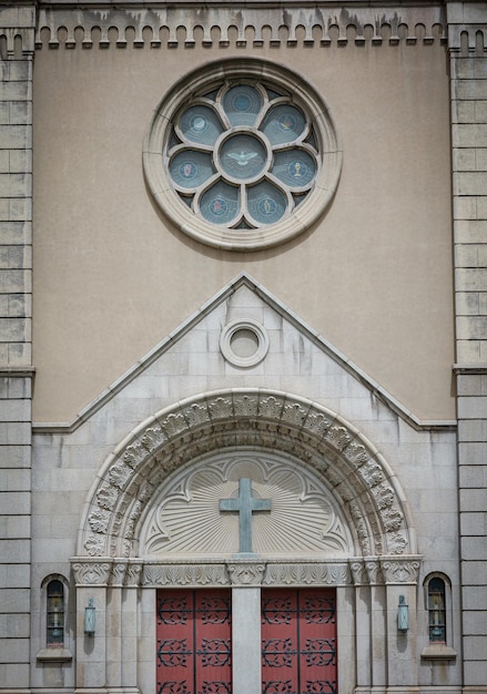 Una chiesa con una croce in cima