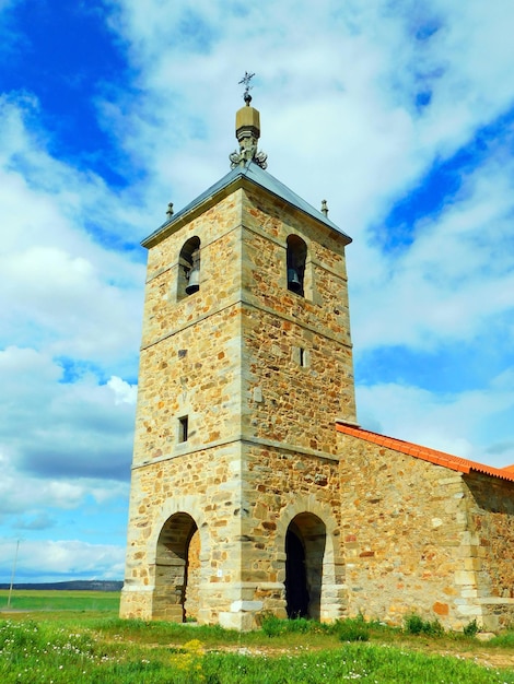 Una chiesa con una torre e uno sfondo del cielo