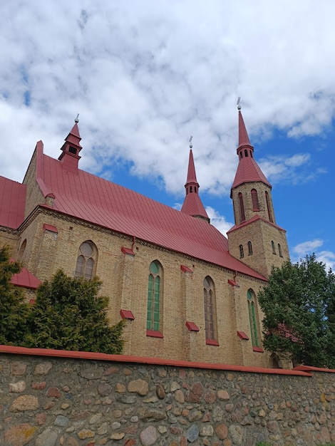 Una chiesa dal tetto rosso e dal tetto rosso.