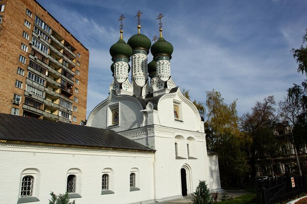 Una chiesa ortodossa bianca con cupole verdi