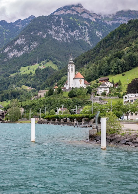 Una chiesa su una collina con le montagne sullo sfondo