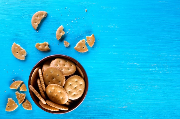 Una ciotola con cracker croccanti