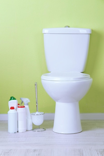 Una ciotola da bagno bianca e una bottiglia di detergente in un bagno