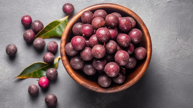 Una ciotola di bacche di acai fresche su un tavolo di pietra grigia