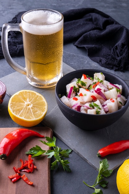 Una ciotola di ceviche e un boccale di birra fresca.