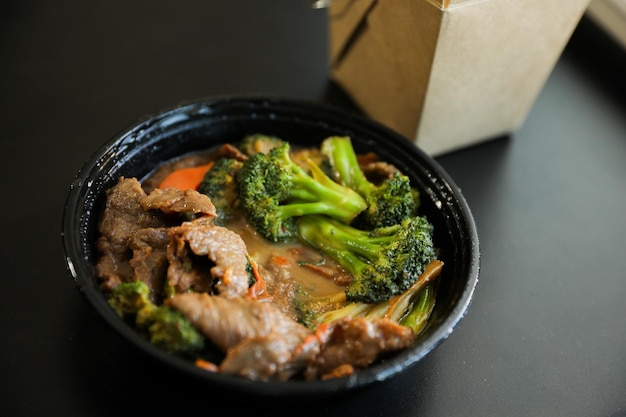 Una ciotola di cibo con dentro broccoli e carne di manzo.