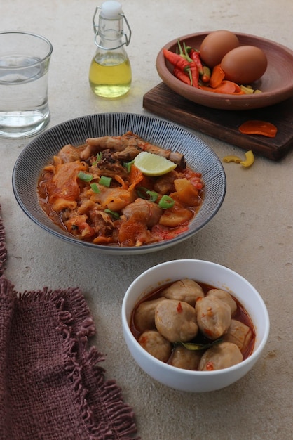 Una ciotola di cibo con una salsa rossa